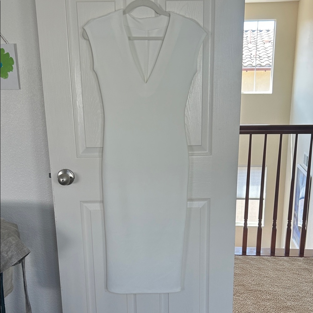 Elegant White Sleeveless Dress new without tag